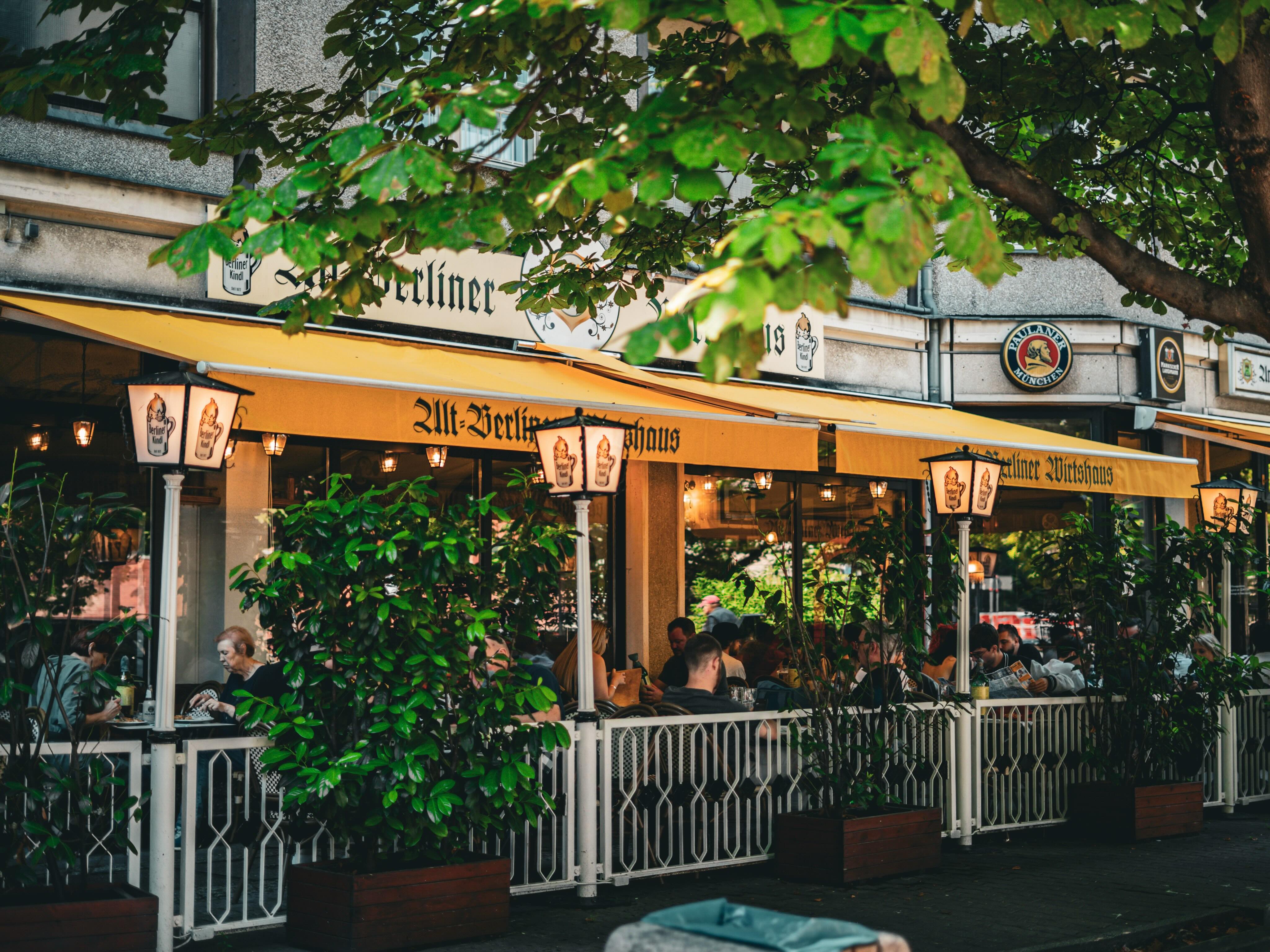 Terrasse des Alt-Berliner Wirtshauses mit gelben Markisen in Berlin-Mitte