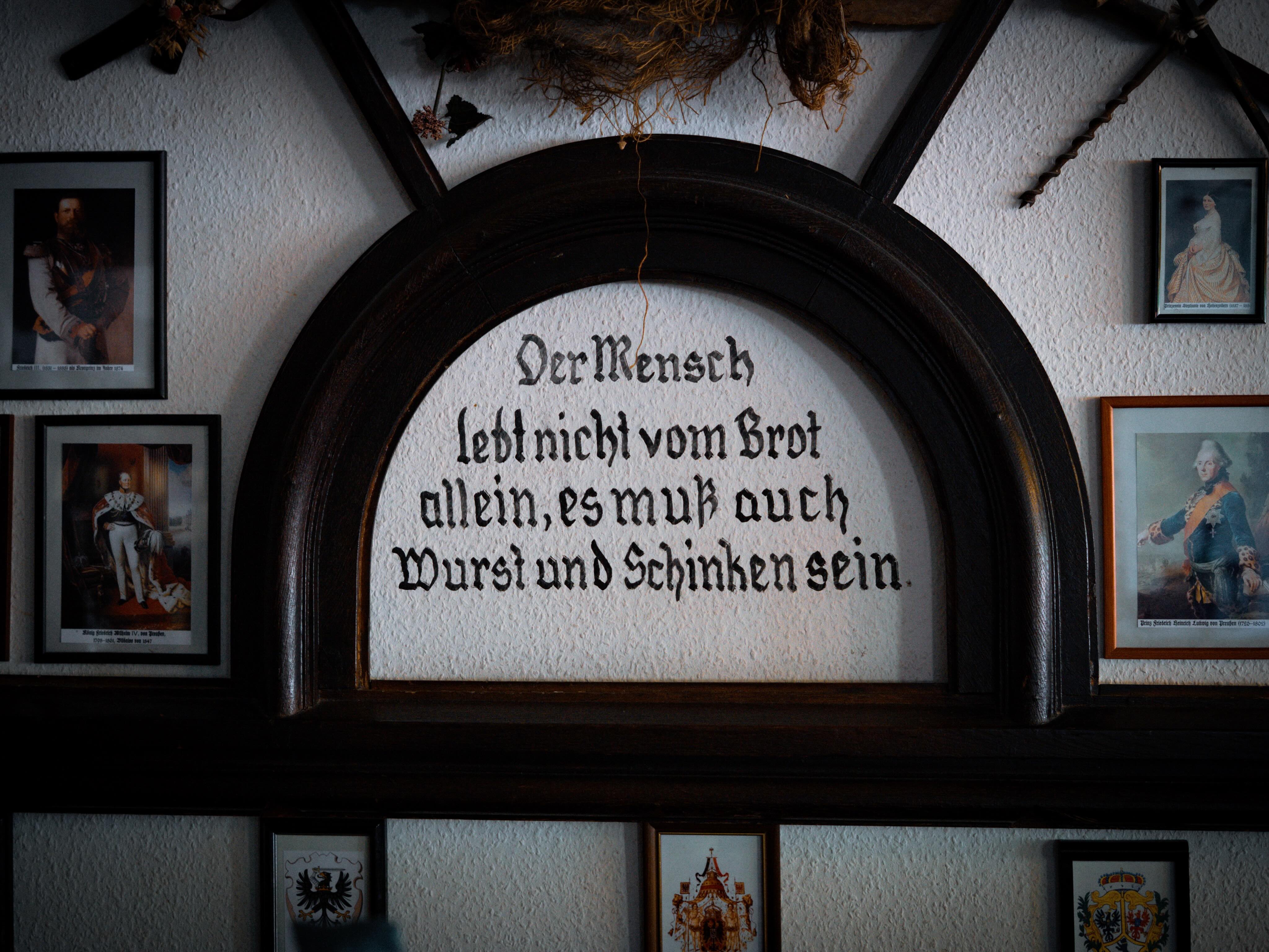 Wanddekoration mit historischer Fraktur-Schrift und preußischen Portraits