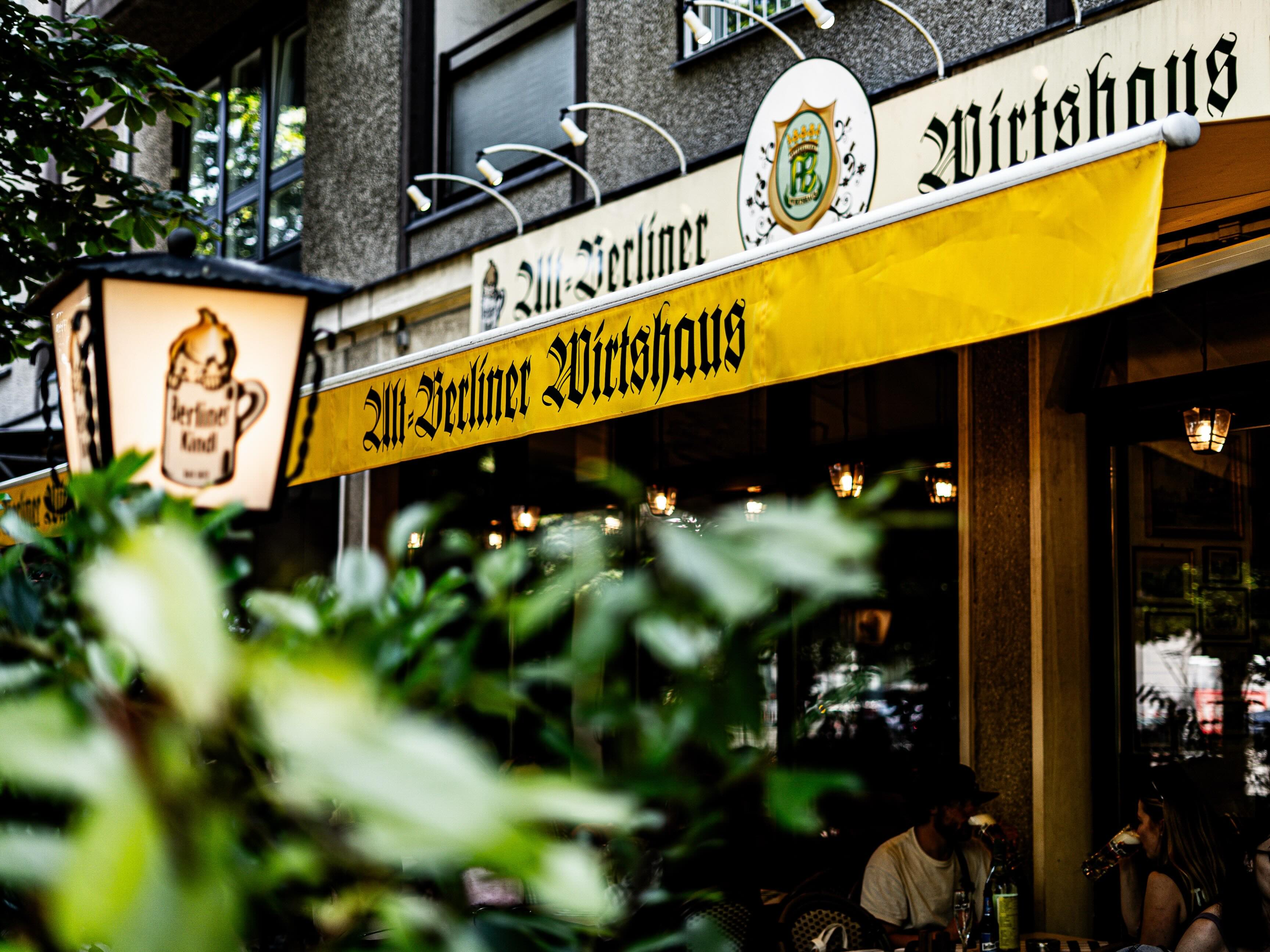 Fassade des Alt-Berliner Wirtshauses mit gelber Markise in Berlin-Mitte