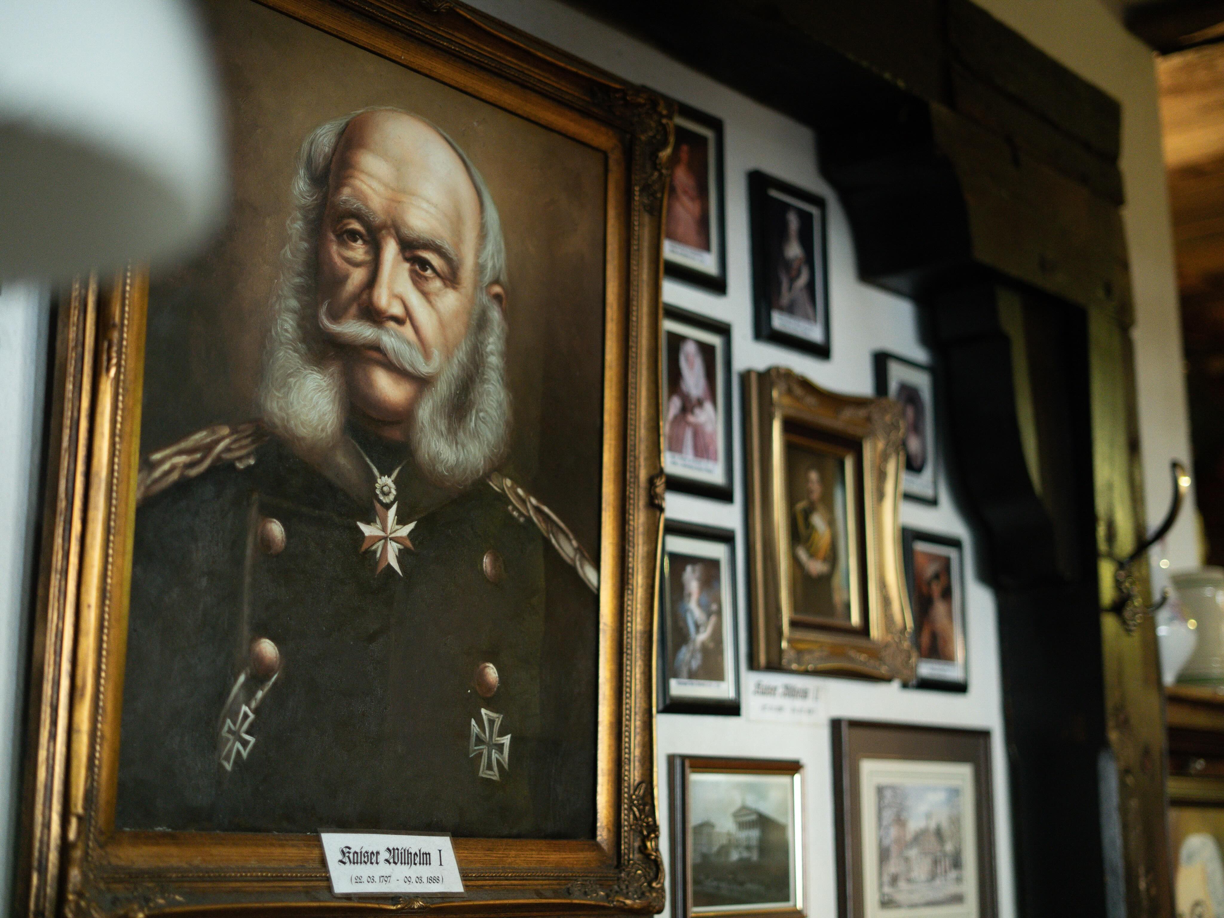 Gerahmtes Portrait von Kaiser Wilhelm I. an der Bilderwand